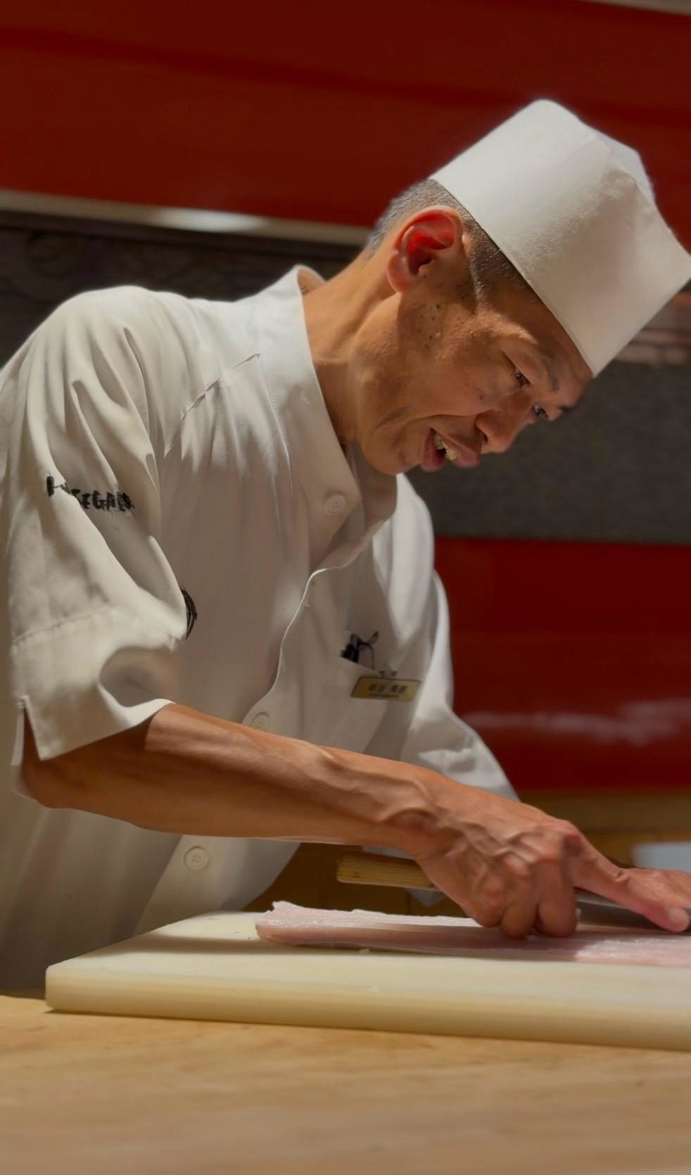 魚を仕込むはせ川の料理人
