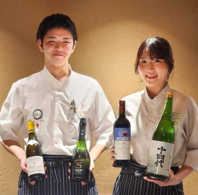 ワインと日本酒を持つスタッフ